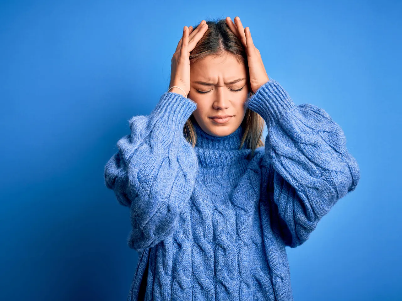 Person mit plötzlichem, starkem Kopfschmerz