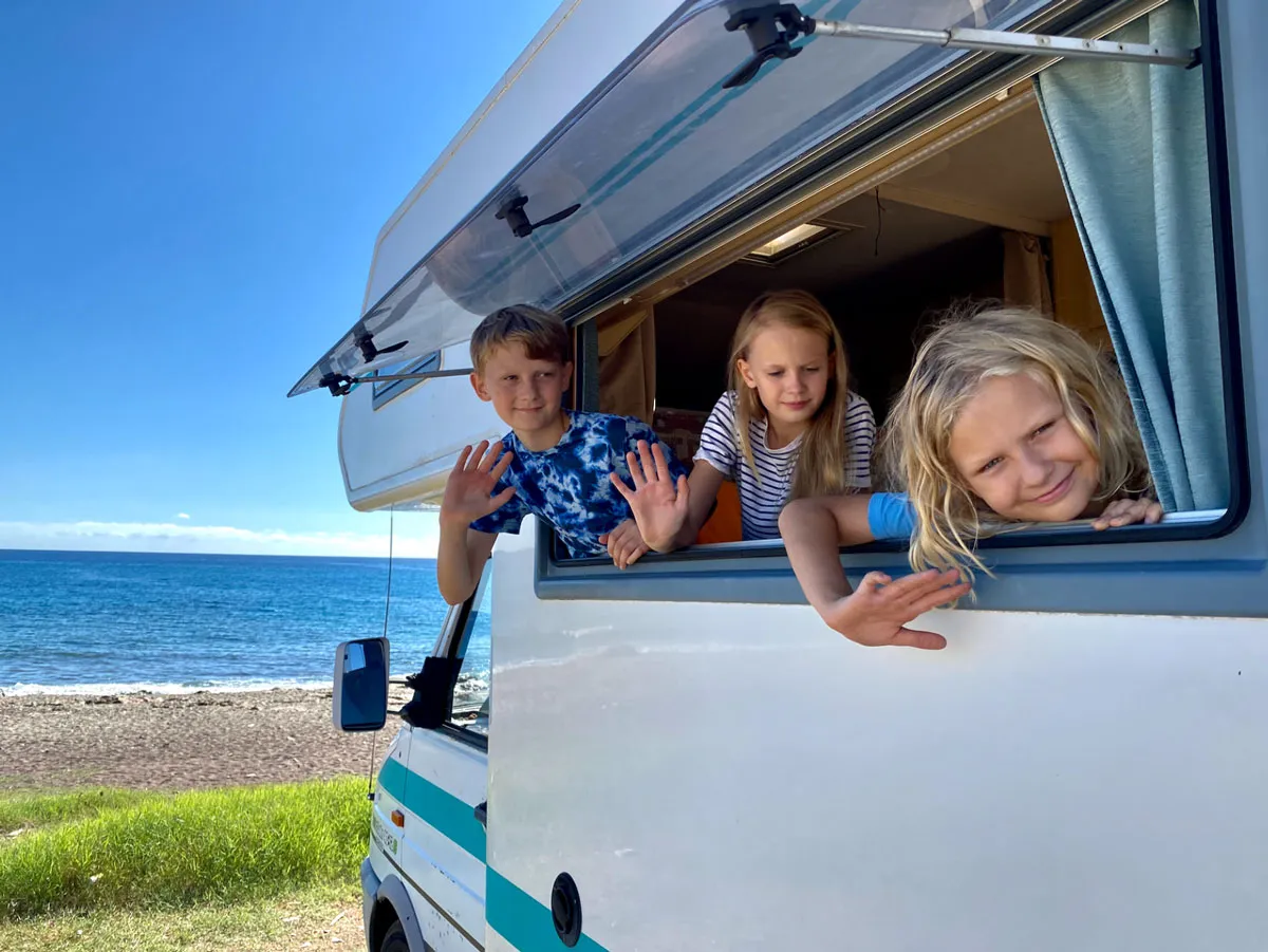 rodzina podróżująca tanio