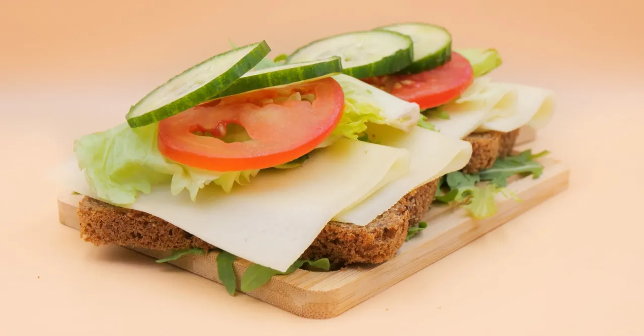 zdrowa kanapka z warzywami i chlebem razowym