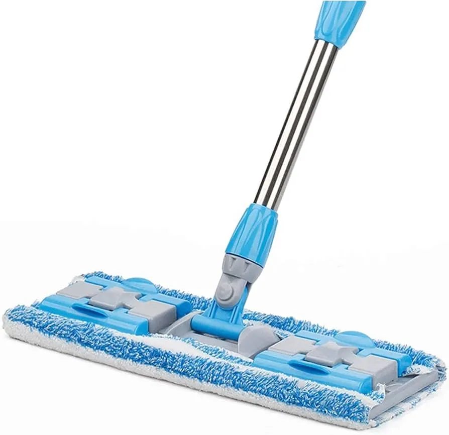 mop płaski z mikrofibry myjący lśniącą podłogę w salonie