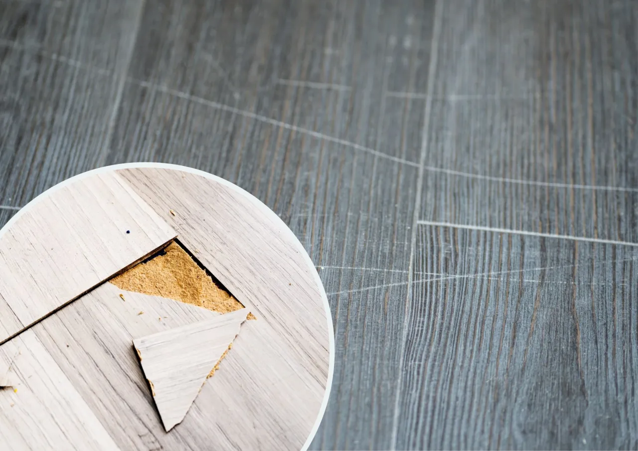 Porysowana podłoga od krzeseł