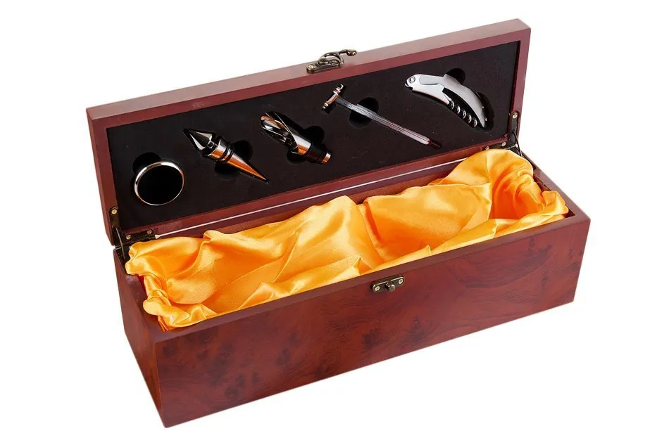 elegancko zapakowany prezent na parapet&oacute;wkę leżący na stole w nowym mieszkaniu