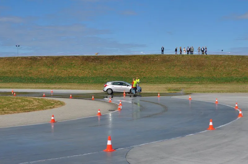 młody kierowca na płycie poślizgowej podczas obowiązkowego szkolenia