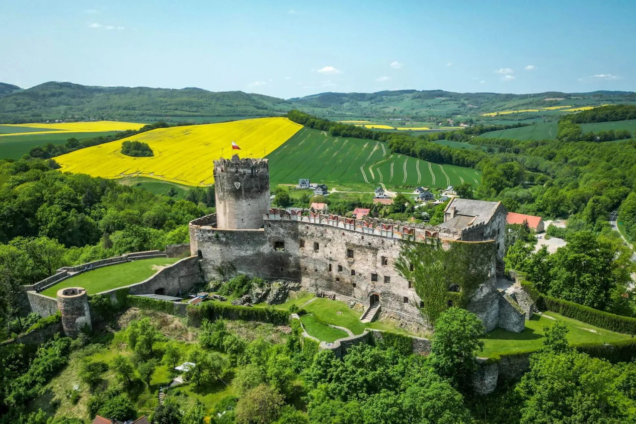 Krajobraz Dolnego Śląska g&oacute;ry i zamek