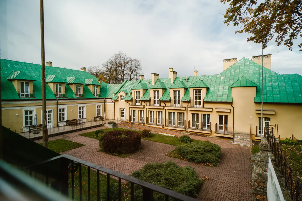 Dom Pomocy Społecznej w Parkoszu budynek i park