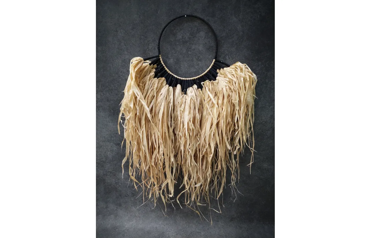 Dekoracyjna rafia, gdzie kupić? Wisiorek z naturalnych włókien, ozdoba ścienna w stylu boho.