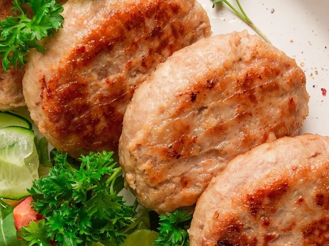 Soczyste kotlety mielone, idealne co zamiast bułki tartej do mielonych &ndash; z dodatkiem świeżych zi&oacute;ł i warzyw.