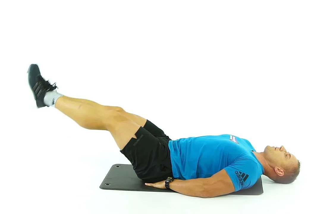 osoba wykonująca unoszenie n&oacute;g w leżeniu, prawidłowa technika