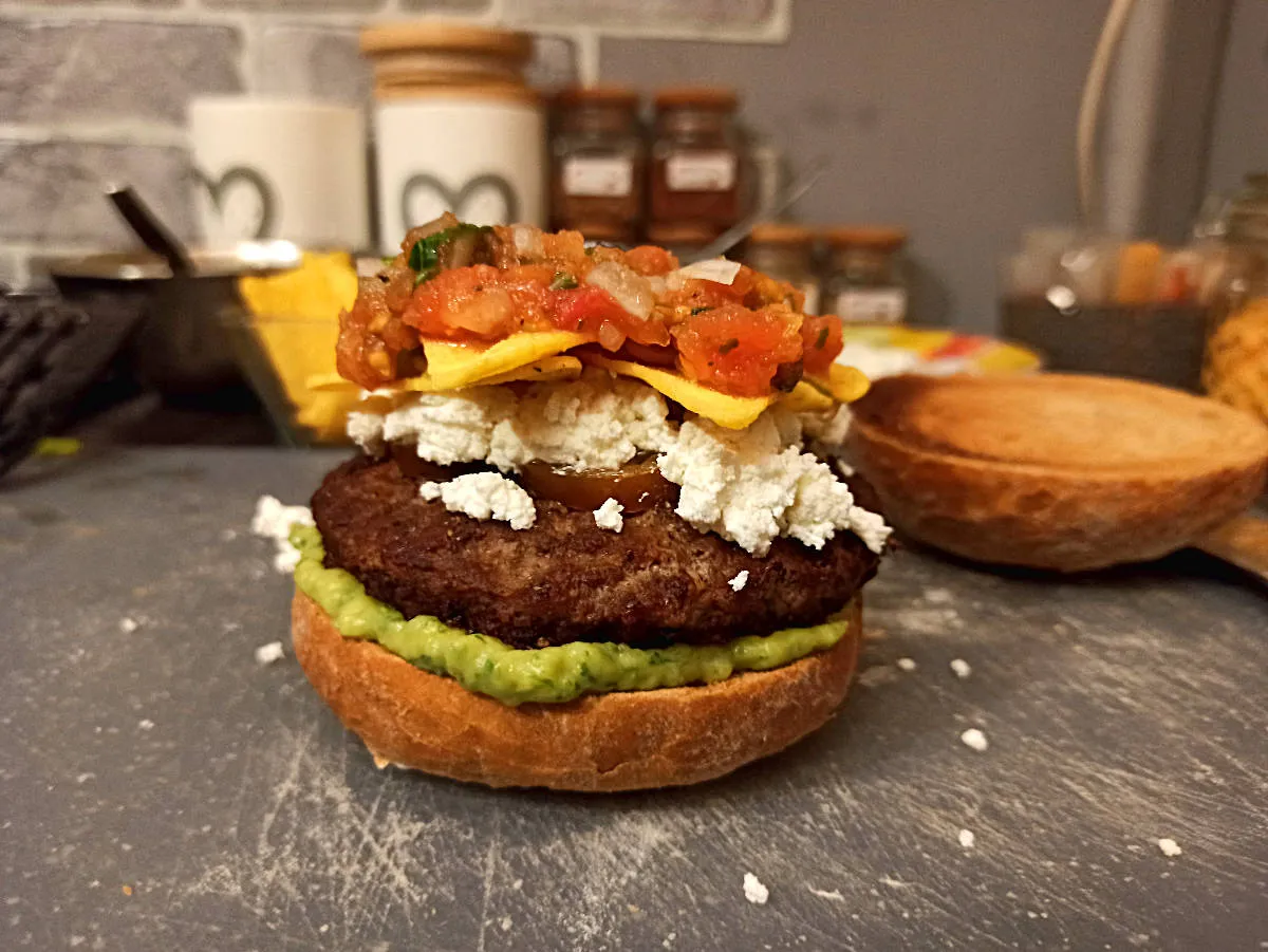 Pyszny burger z kotletem, serem feta, salsą i guacamole. Idealny pomysł, co zrobić z guacamole!