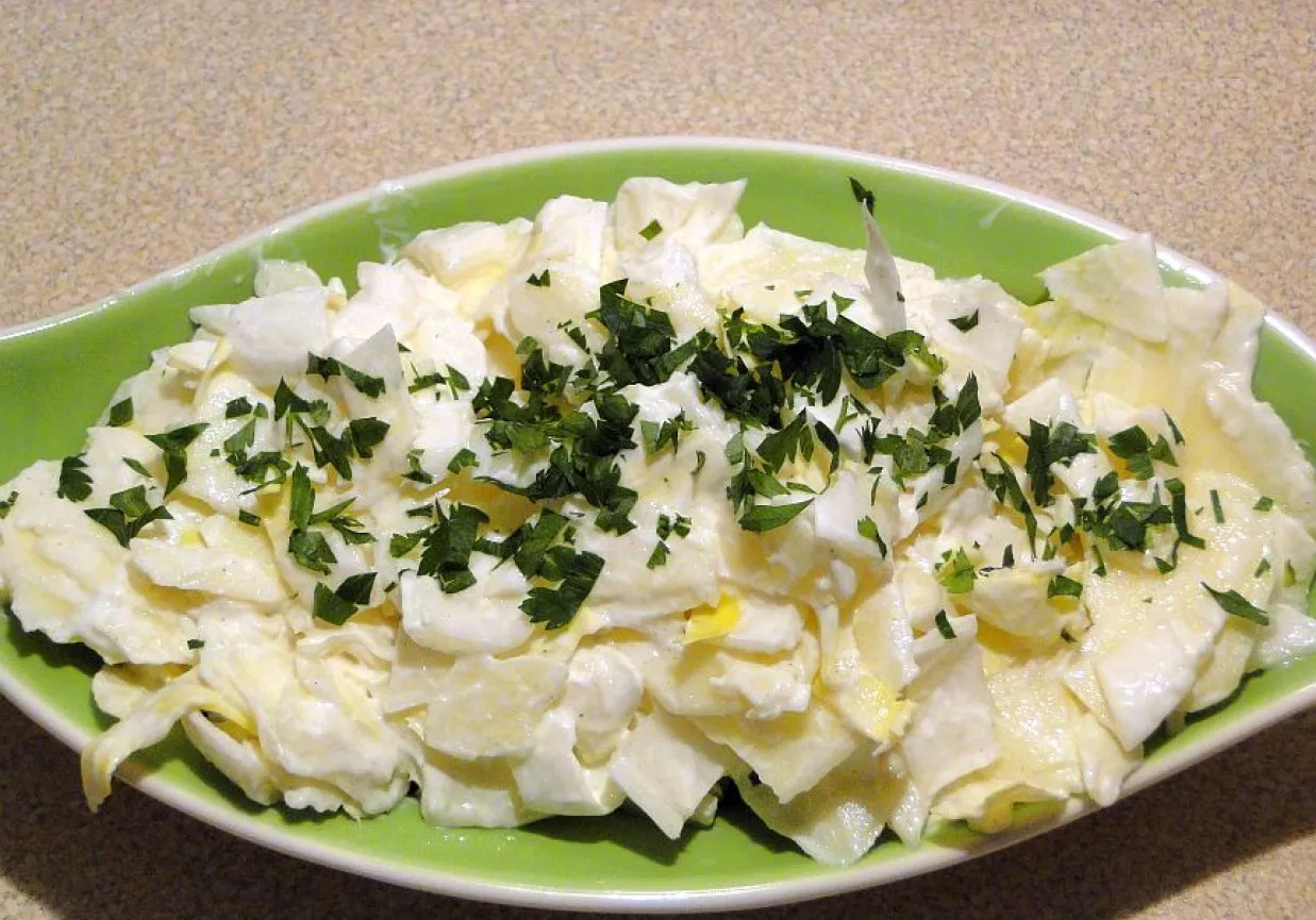 Sałatka z cykorii z jajkiem i natką pietruszki. Prosty przepis na to, jak zrobić sałatkę z cykorii.