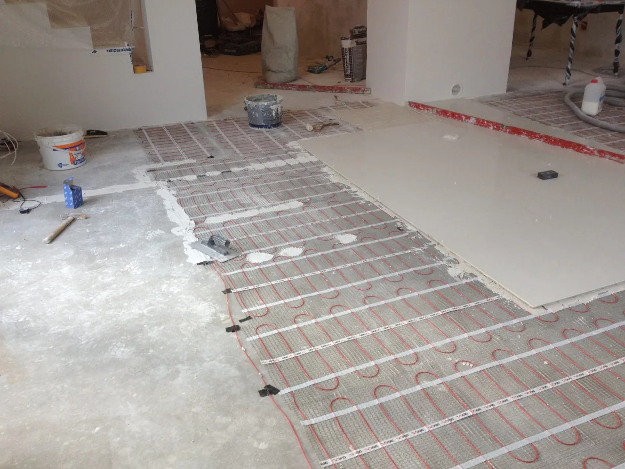 układanie płytek ściennych nad blatem kuchni