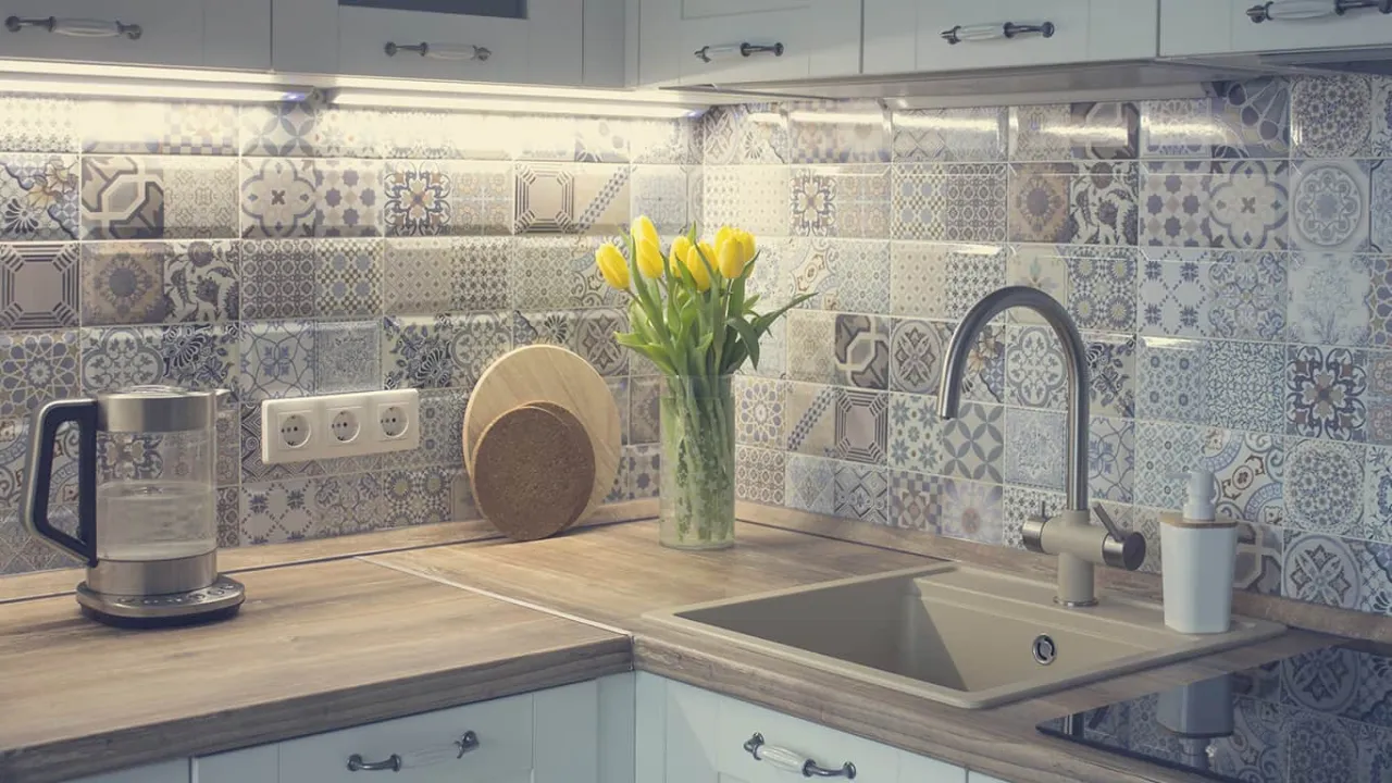 Wzory ułożenia paneli i płytek optycznie powiększające małą kuchnię