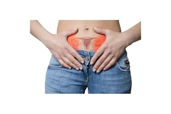 kobieta z b&oacute;lem jajnika, przyczyny b&oacute;lu podbrzusza