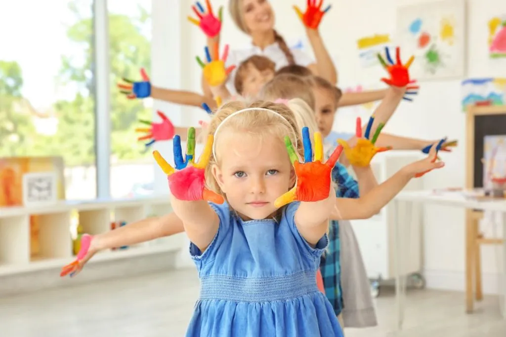 Zdjęcie Zajęcia z sensoplastyki: Jak wspierają rozwój zmysłów u dzieci