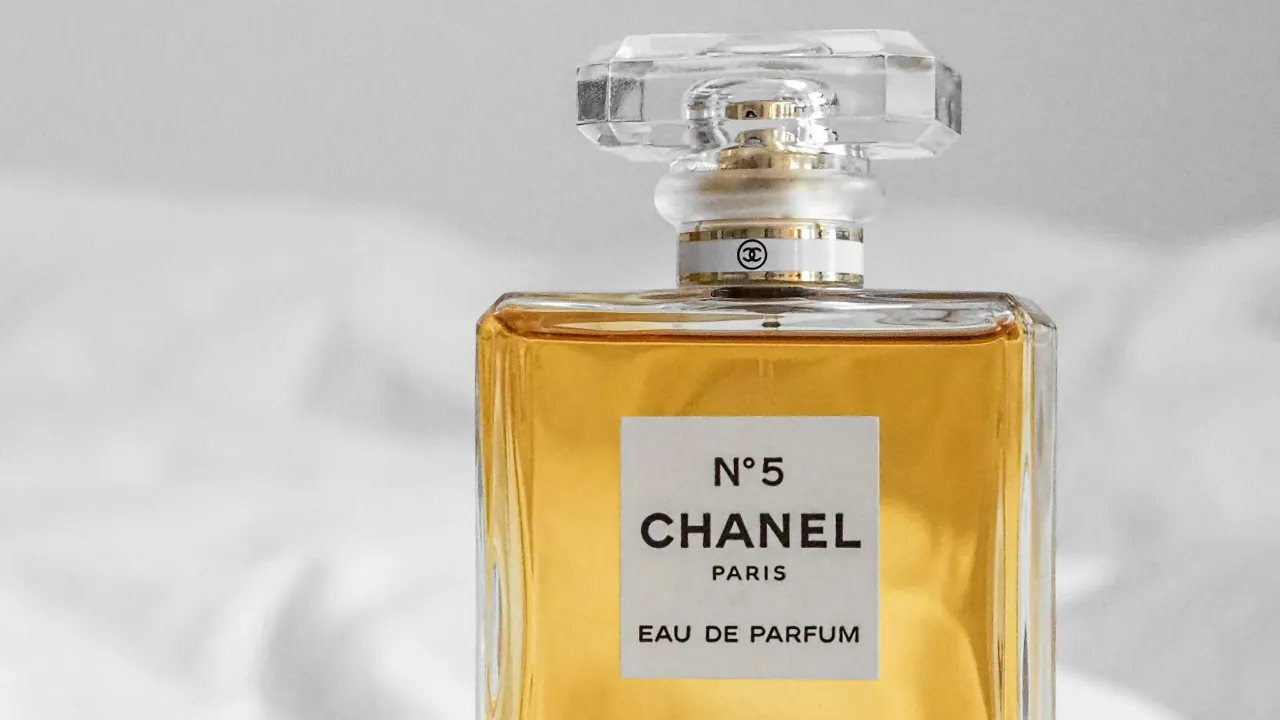 Chanel No. 5 butelka i historia