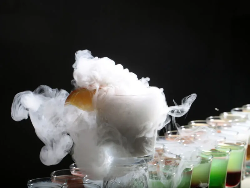 suchy l&oacute;d w drinku efekt dymu