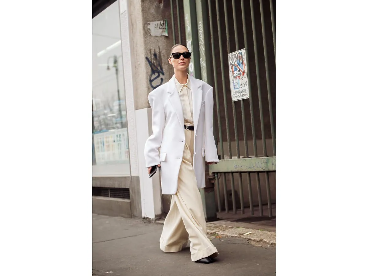 Stylizacje z białą marynarką na co dzień