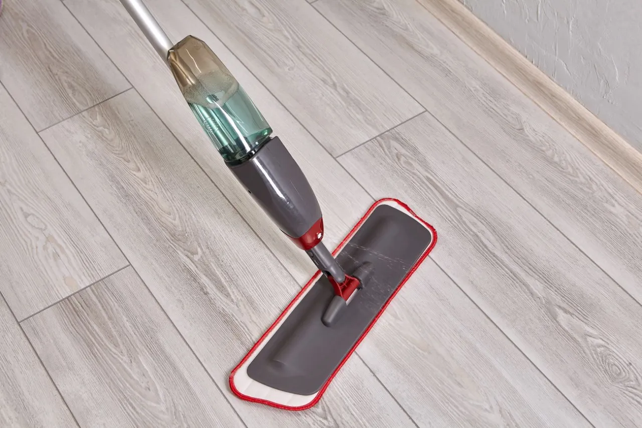 osoba zadowolona ze sprzątania mopem