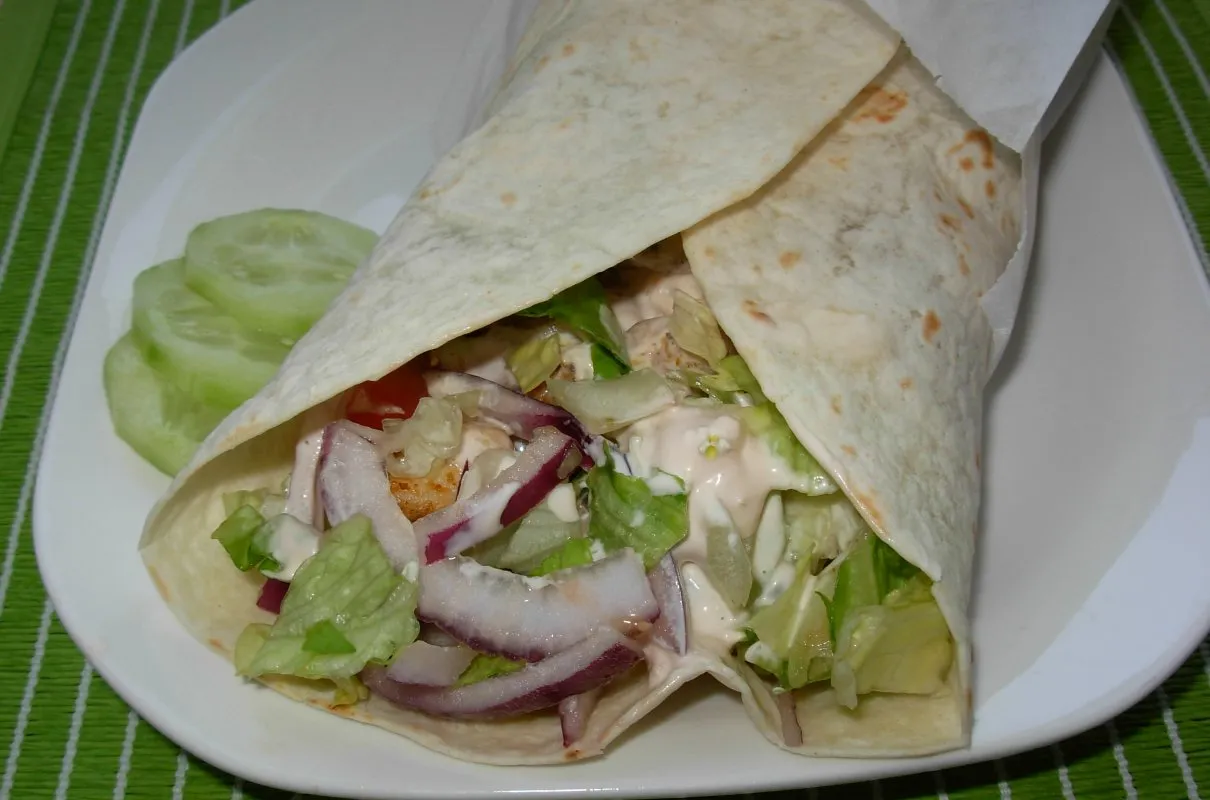 Pyszny kebab w tortilli z kurczakiem, warzywami i sosem. Idealny spos&oacute;b, jak zrobić kebab w tortilli w domu.