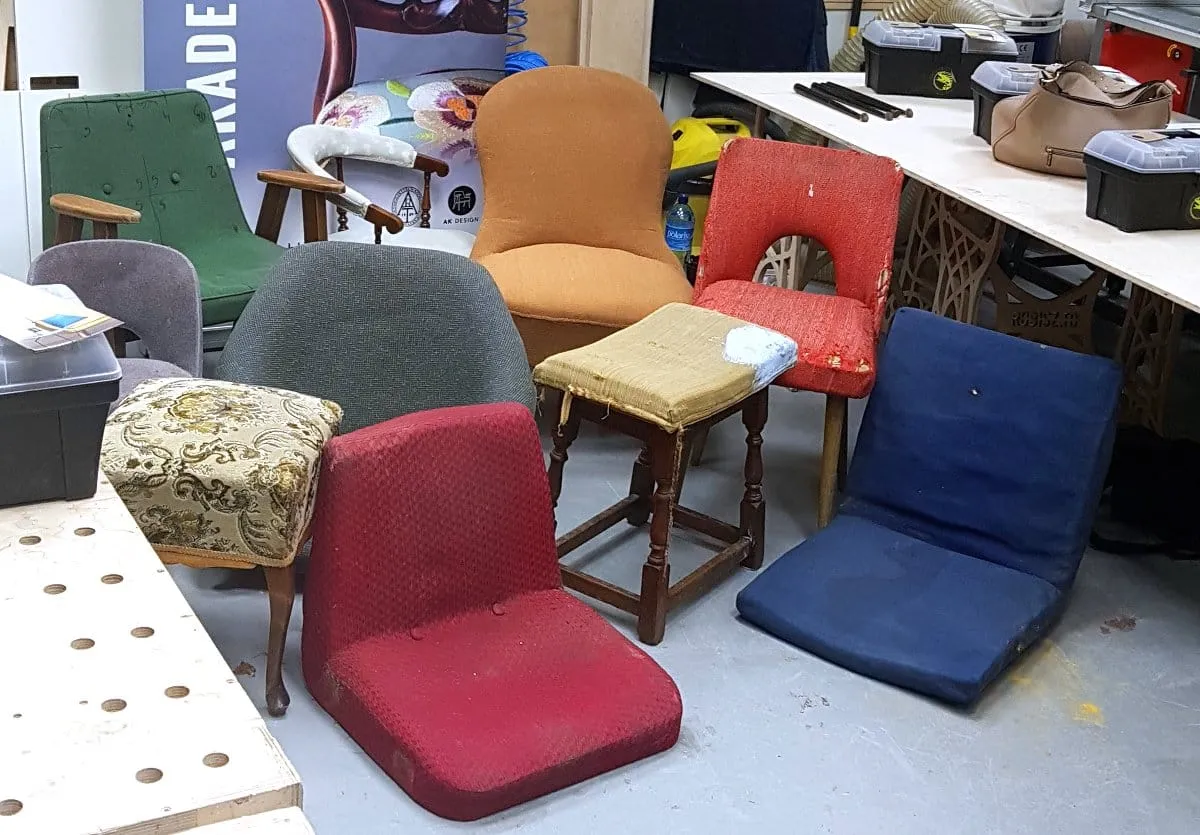 Narzędzia i materiały do tapicerowania krzesła DIY