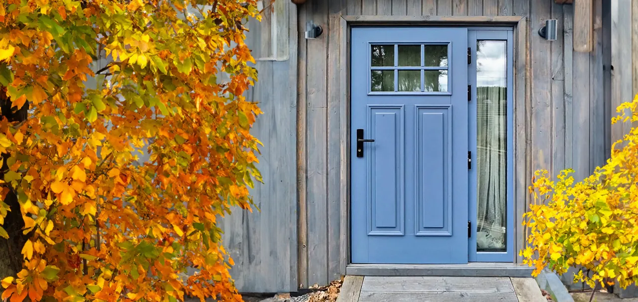 Por&oacute;wnanie drzwi wejściowych otwieranych na zewnątrz i do środka