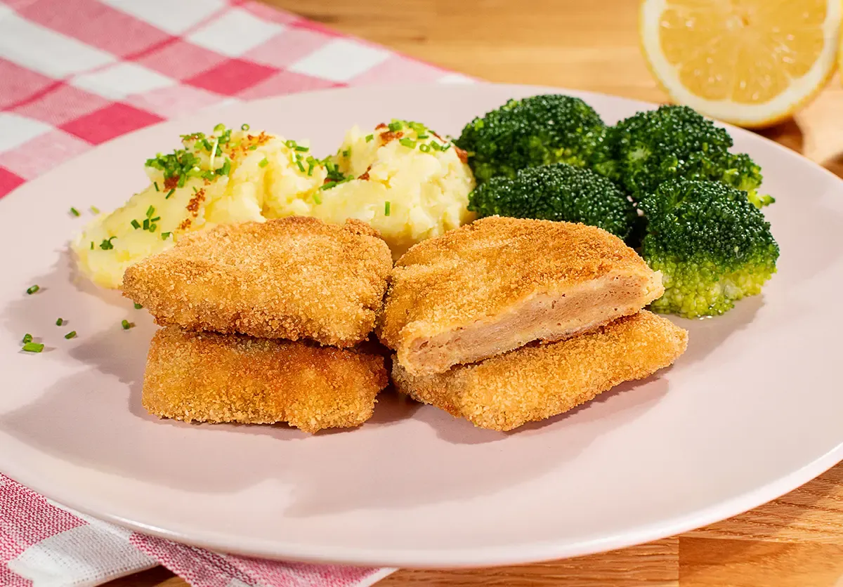 Złociste kotlety sojowe, idealne do przygotowania w domu, podane z puree ziemniaczanym i brokułami.