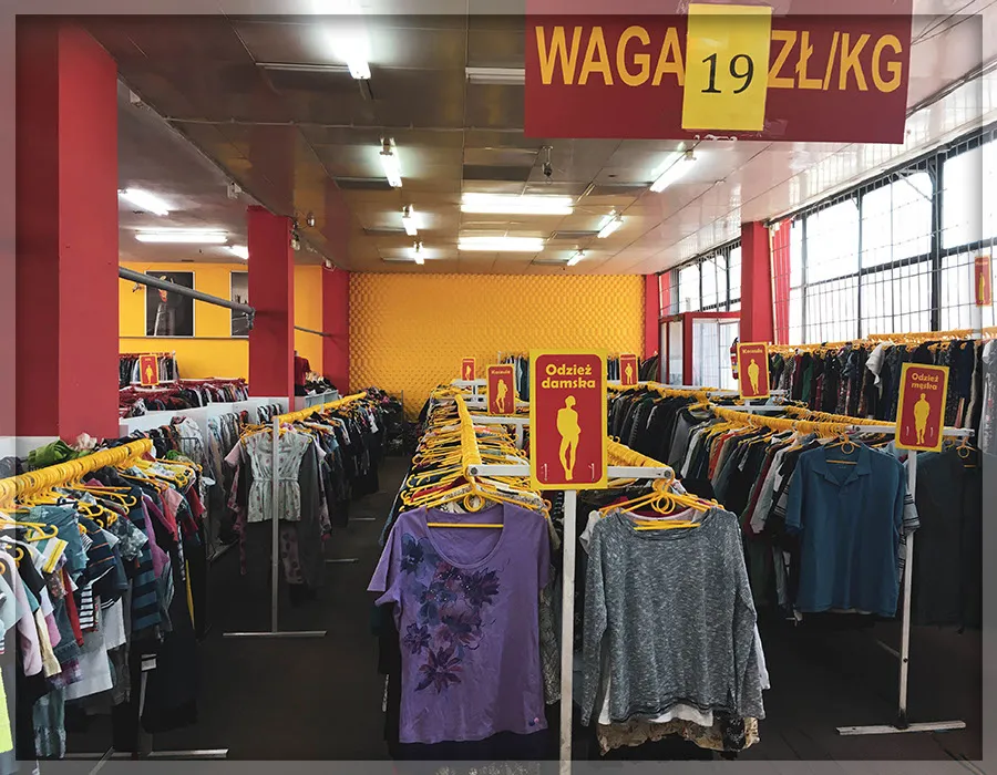 punkt skupu odzieży BIGA, waga z ubraniami