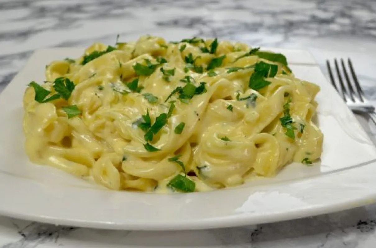 makaron z sosem, który spływa