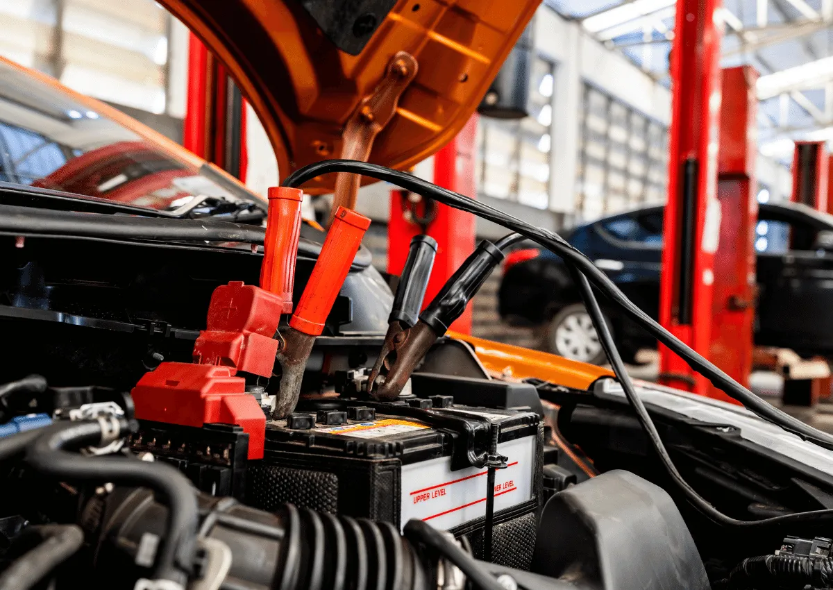 bezpieczne ładowanie akumulatora w pojeździe