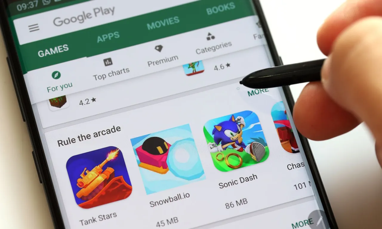 Szukasz sposob&oacute;w, jak pobierać płatne aplikacje za darmo Android? Ekran telefonu z Google Play pokazuje gry, np. Sonic Dash.