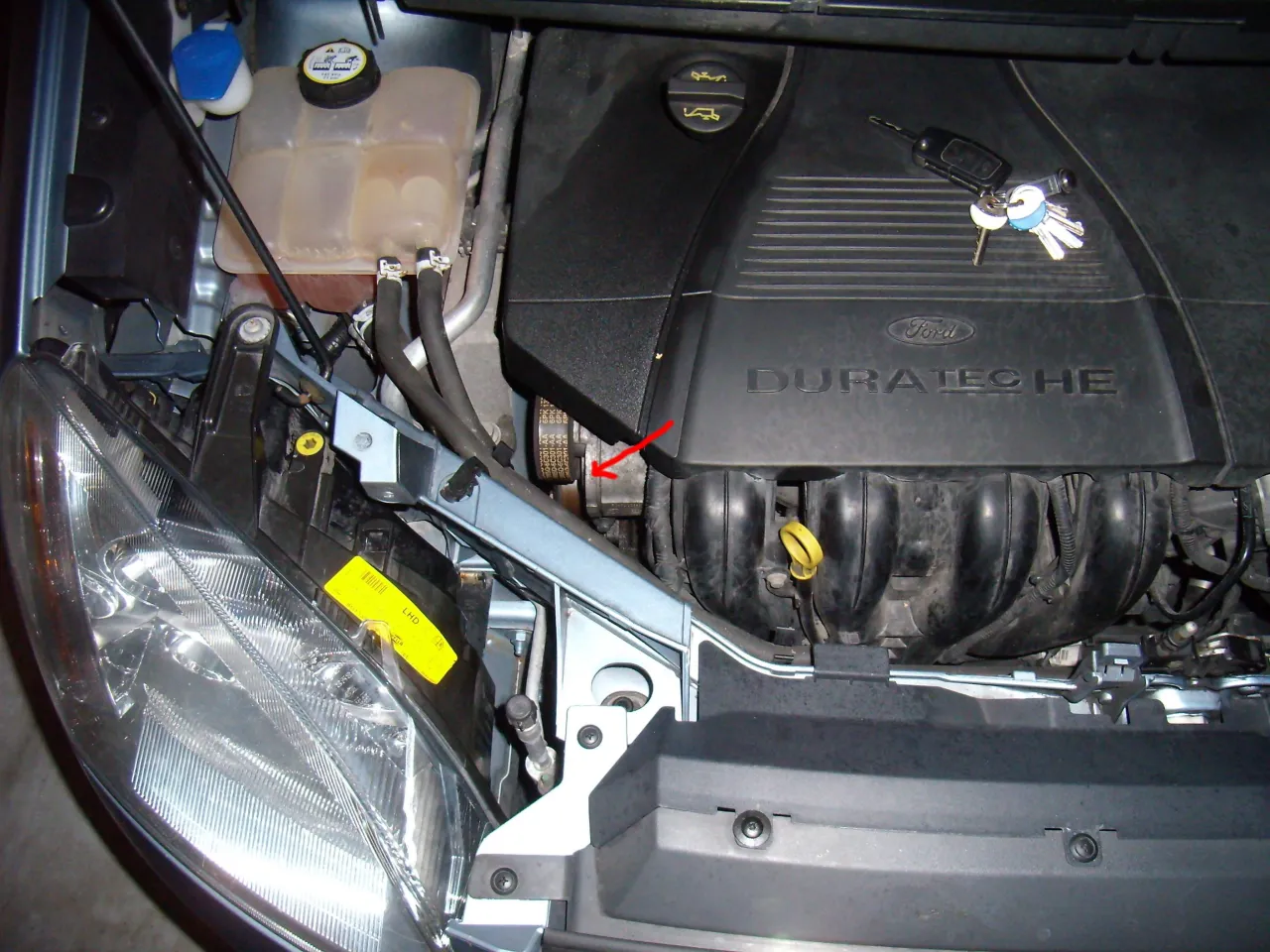 Ford C-Max I generacji z otwartą maską silnika