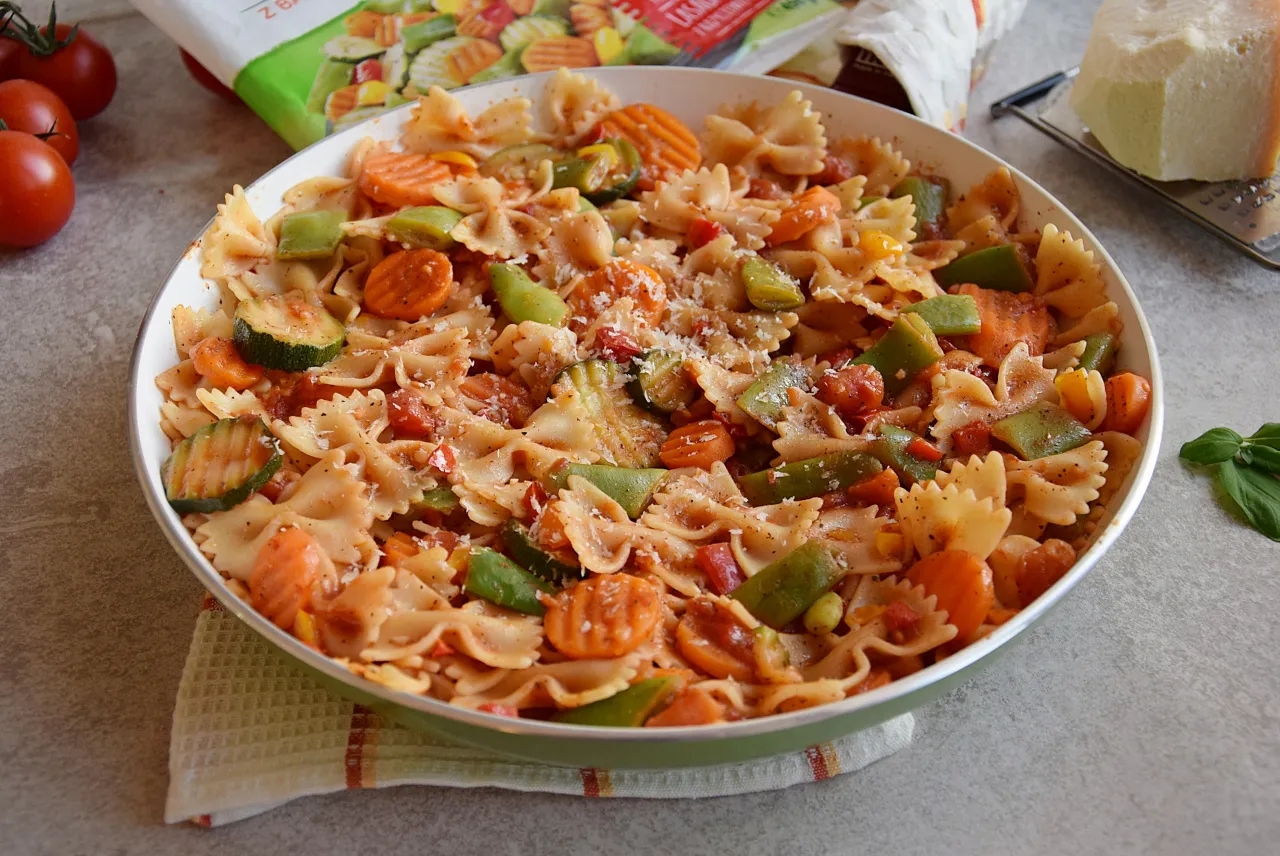 szybki obiad z makaronem i warzywami na patelni