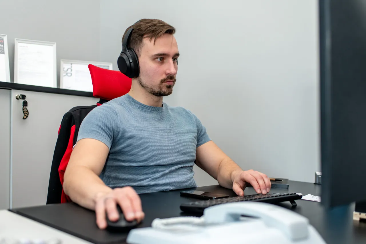 Spedytor przy biurku dynamiczna praca z telefonem i komputerem