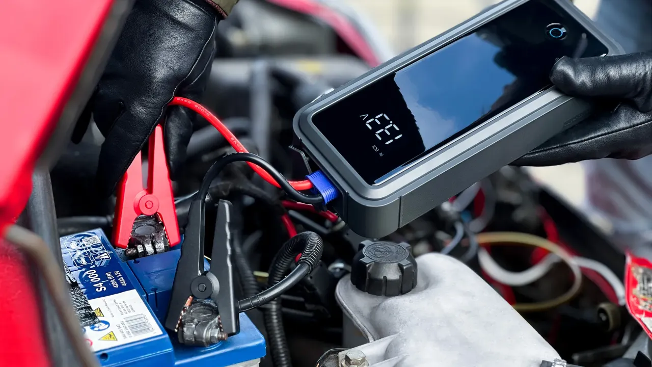 jump starter w samochodzie awaria akumulatora