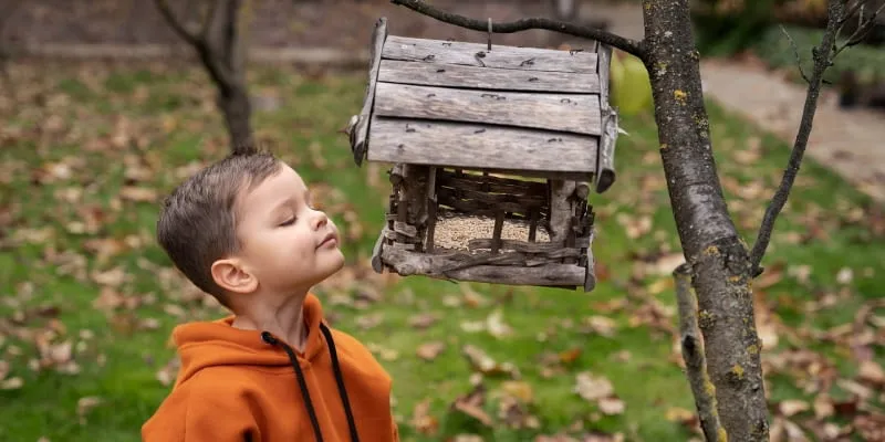 dzieci opiekujące się roślinami i zwierzętami