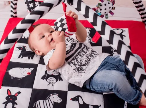 niemowlę na macie edukacyjnej kontrastowej