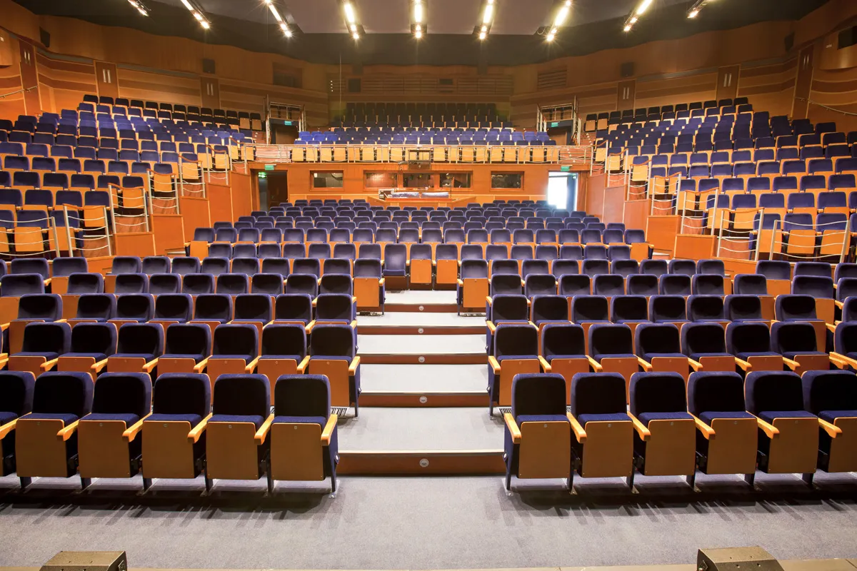 Puste rzędy miejsc w Gdynia Teatr Muzyczny czekają na widzów. Sprawdź repertuar i zarezerwuj bilety!