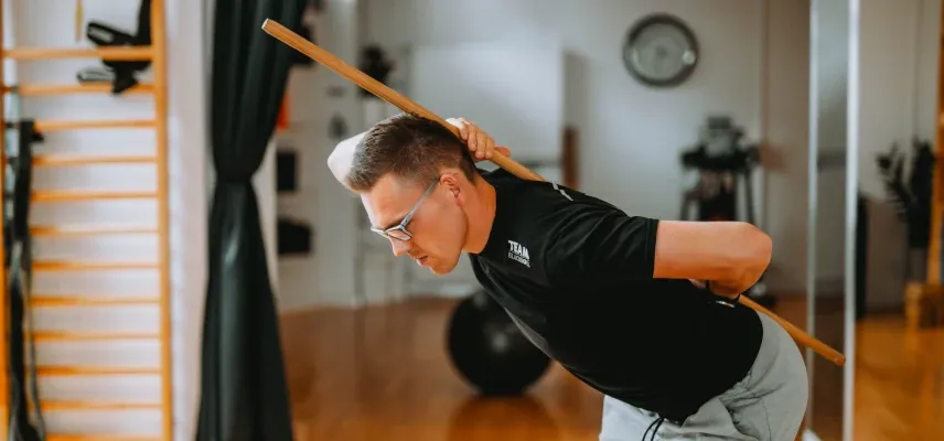 osoba konsultująca się z lekarzem przed rozpoczęciem treningów