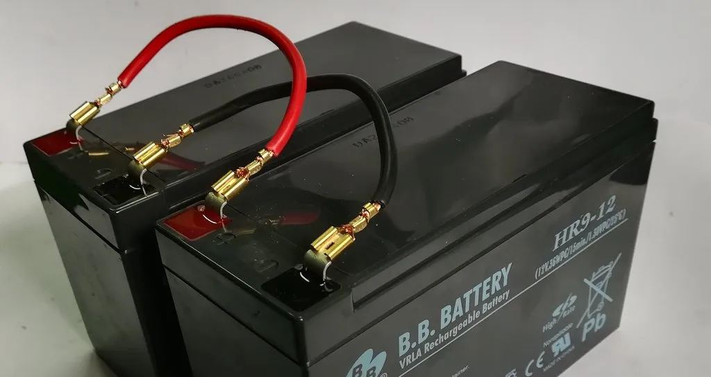 schemat połączenia r&oacute;wnoległego dw&oacute;ch akumulator&oacute;w 6V