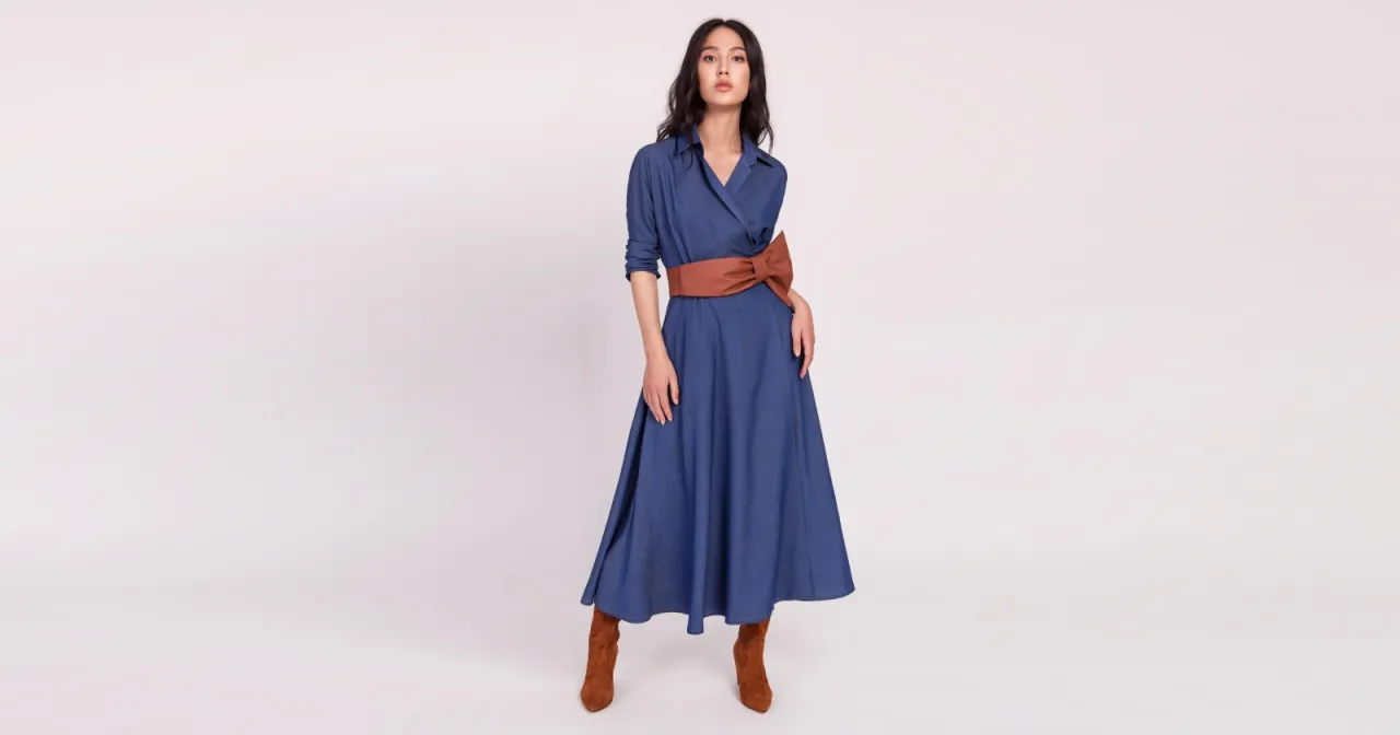 Uniwersalne kolory butów do niebieskiego kombinezonu