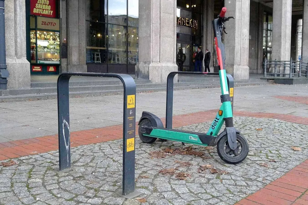 hulajnoga elektryczna prawidłowe parkowanie chodnik