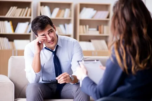 terapeuta rozmawiający z pacjentem w gabinecie