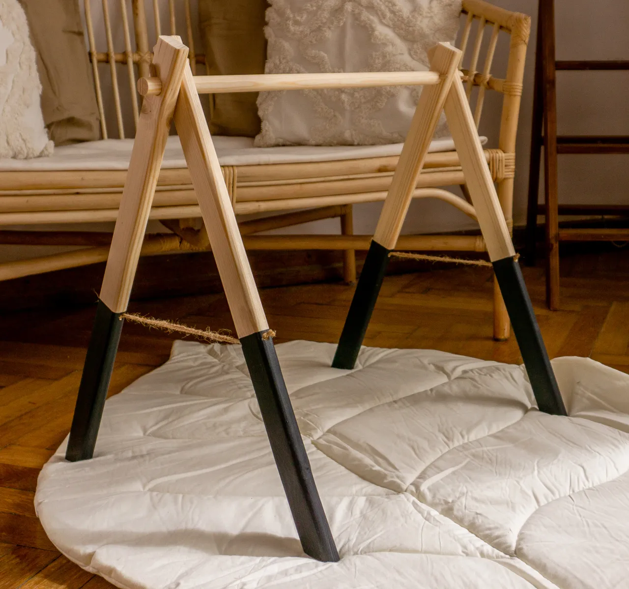 drewniany stojak edukacyjny baby gym w stylu skandynawskim