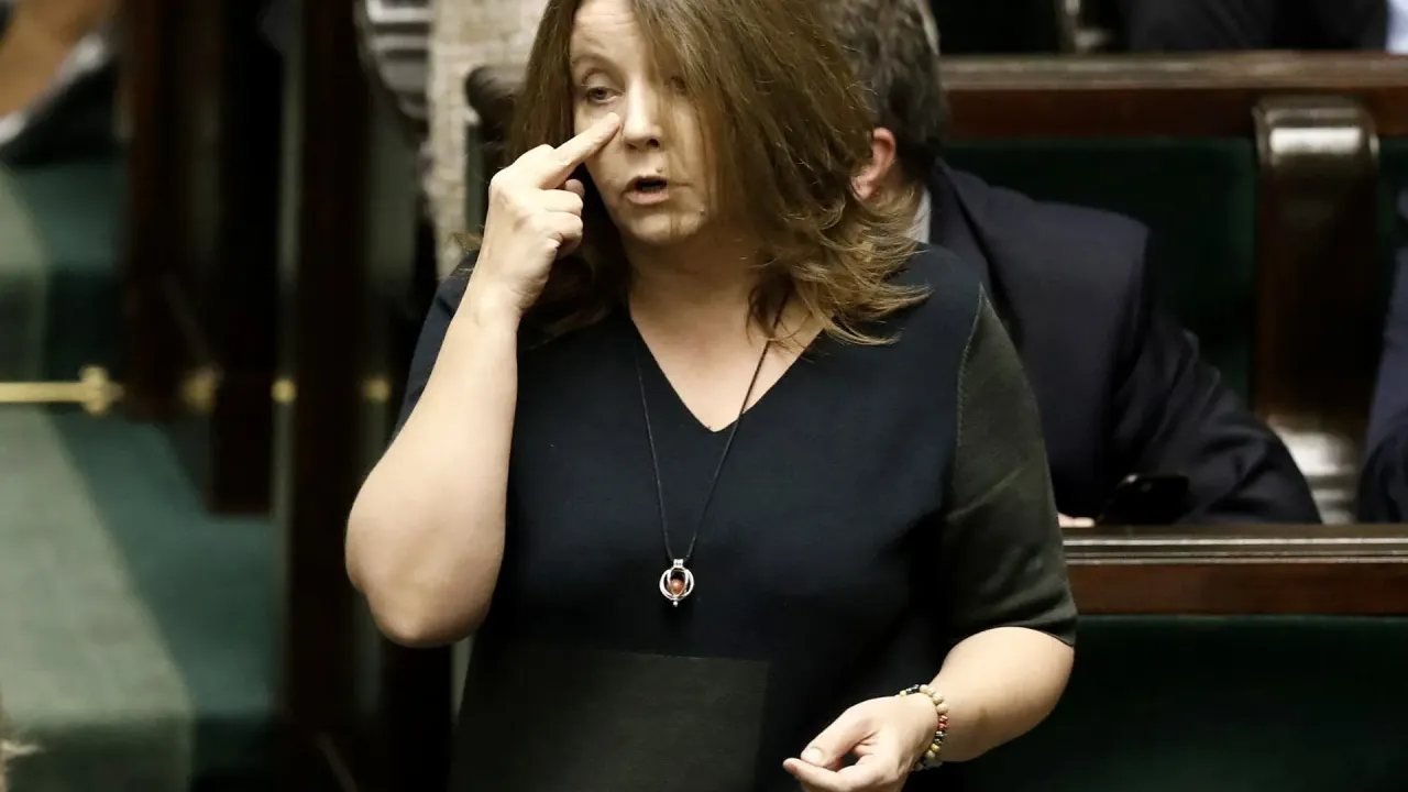 Kobieta m&oacute;wi, zamyślona, z gestami dłoni