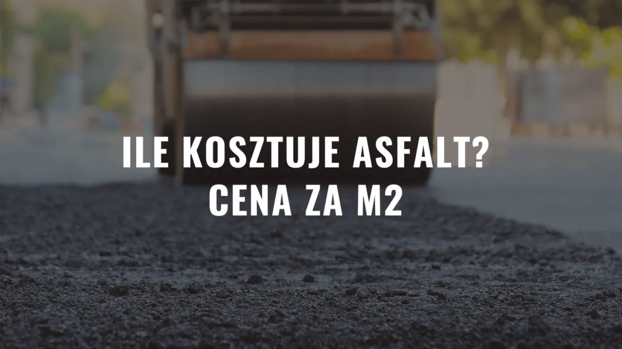 Ile kosztuje asfalt za m2? Zdjęcie przedstawia świeżo położony asfalt i walec drogowy w tle.