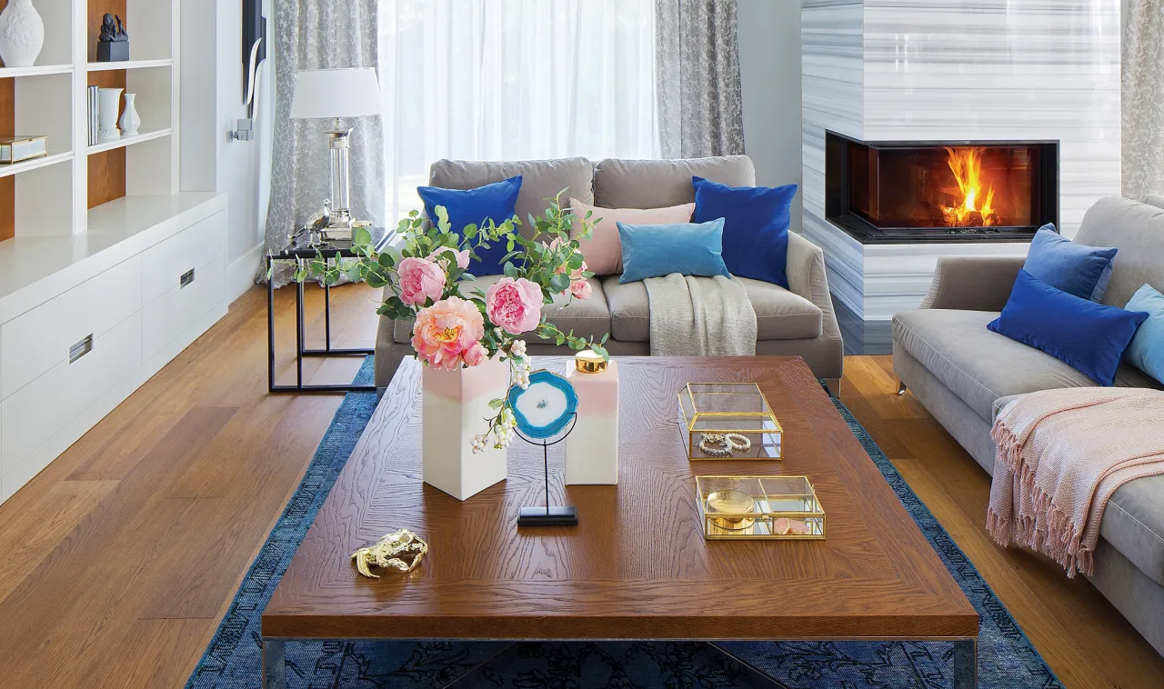 aranżacja stolika kawowego z tacą