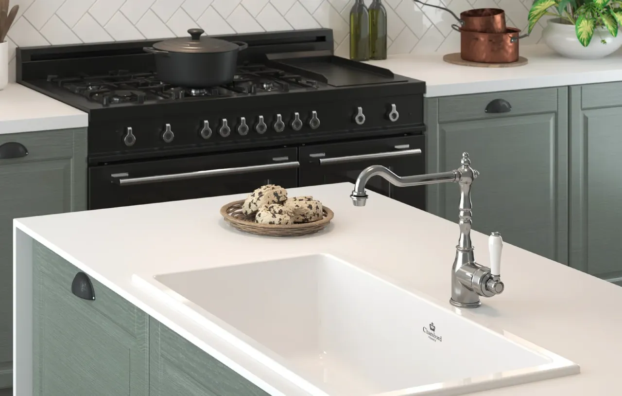 Klasyczna kuchnia ze zlewem ceramicznym