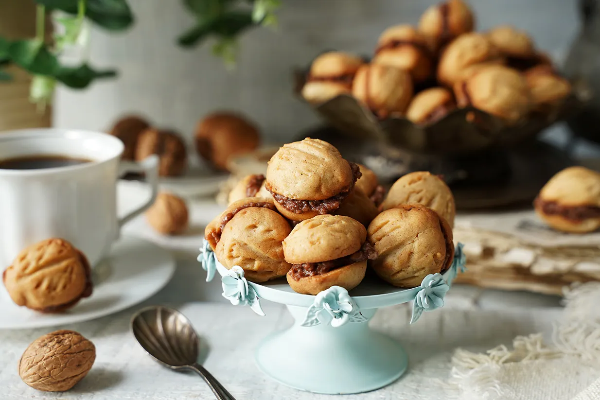 ciastka orzeszki na talerzu, retro styl