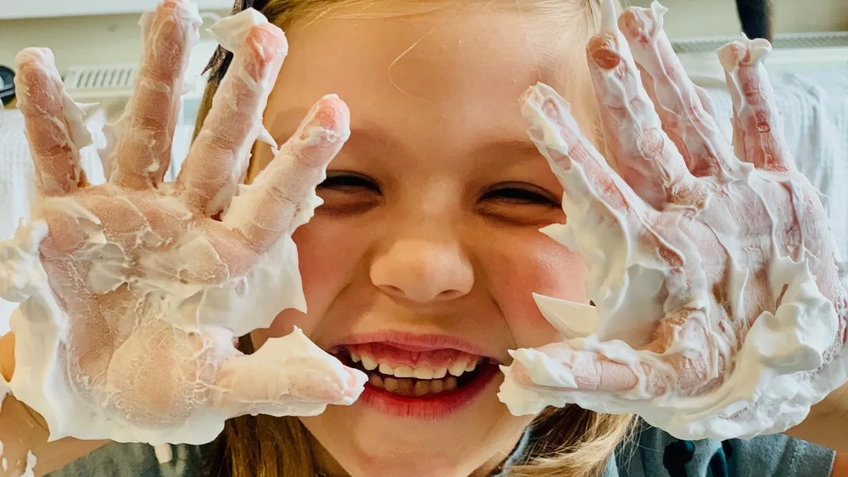 dziecko eksperymentuje z pianką do golenia bezpiecznie