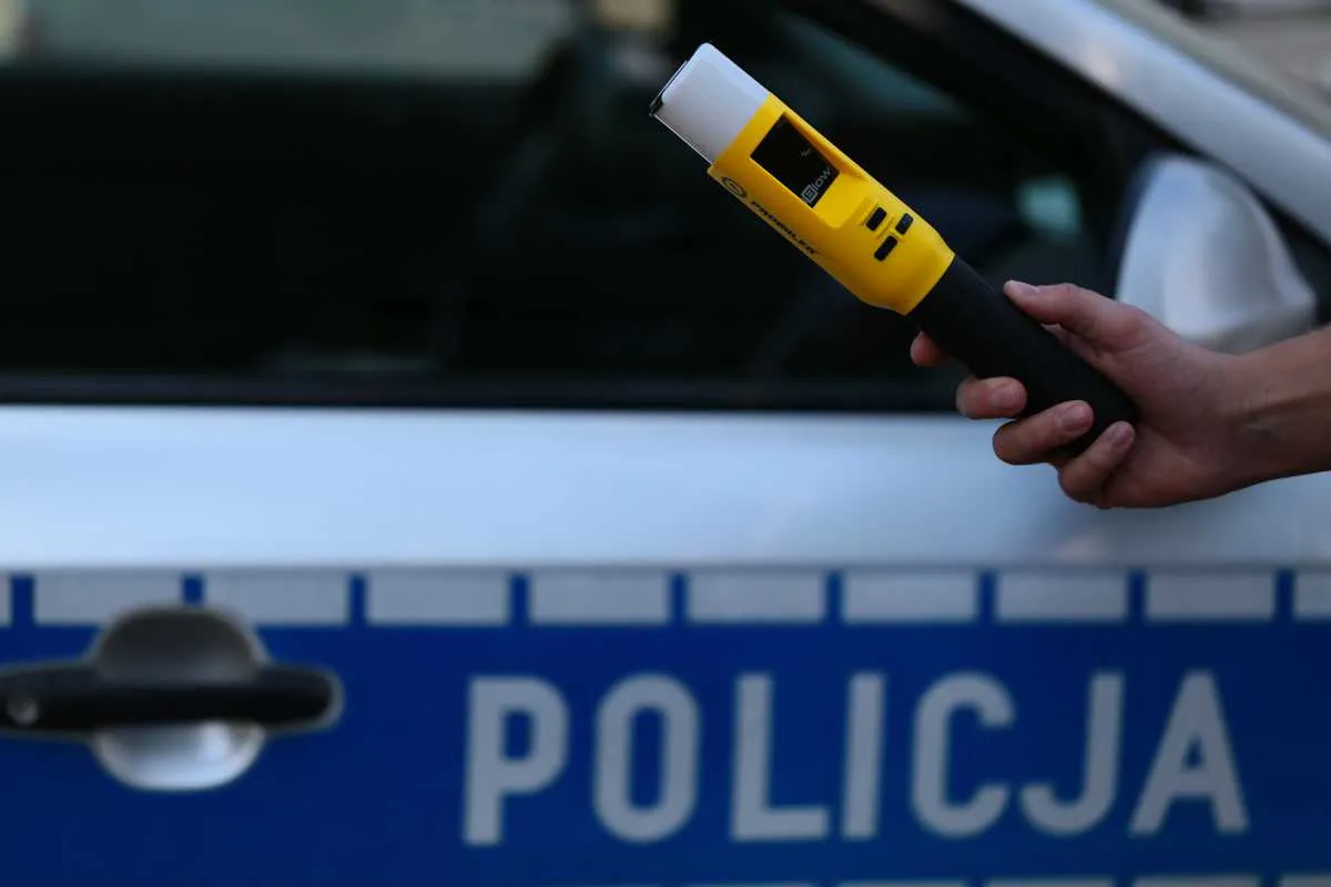 Policja badanie alkomatem w pracy